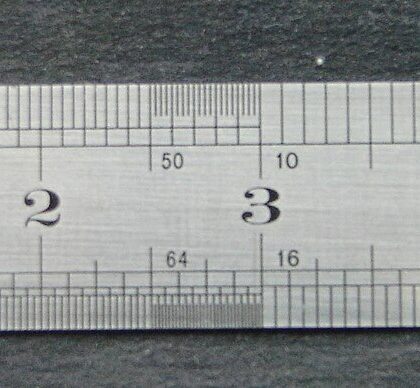 Foto ilustrativa: Régua metálica 50 cm. A apresentação pode diferir da opção selecionada.